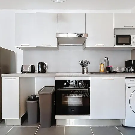 Charming With Rooftop Apartment *