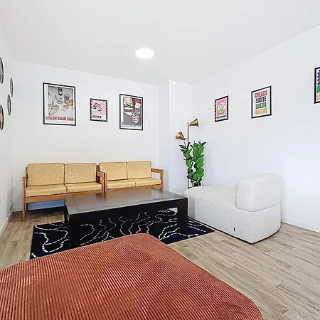 Charming With Rooftop Apartment *